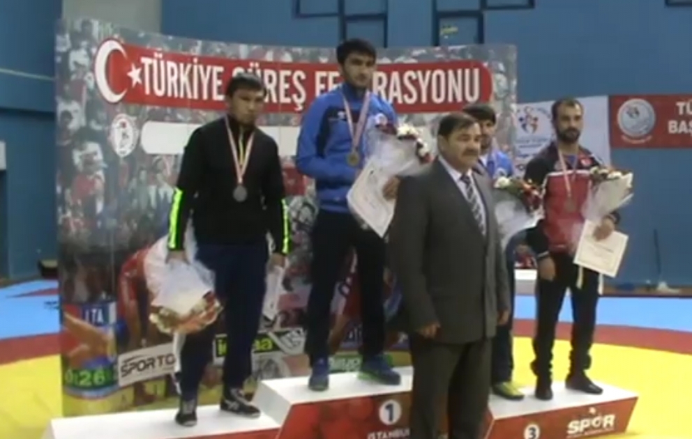 Azərbaycan güləşçiləri İstanbulda iki medal qazanıblar VİDEO
