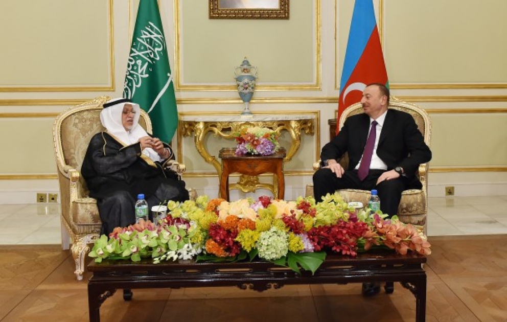Treffen des Präsidenten von Aserbaidschan Ilham Aliyev mit dem Vorsitzenden des Rates der Handelskammern von Königreich Saudi-Arabien VIDEO