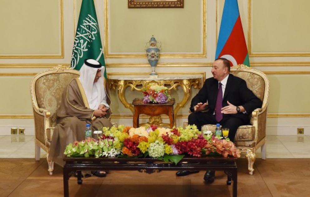 Treffen des aserbaidschanischen Präsidenten mit dem Minister der Finanzen von Saudi-Arabien VIDEO