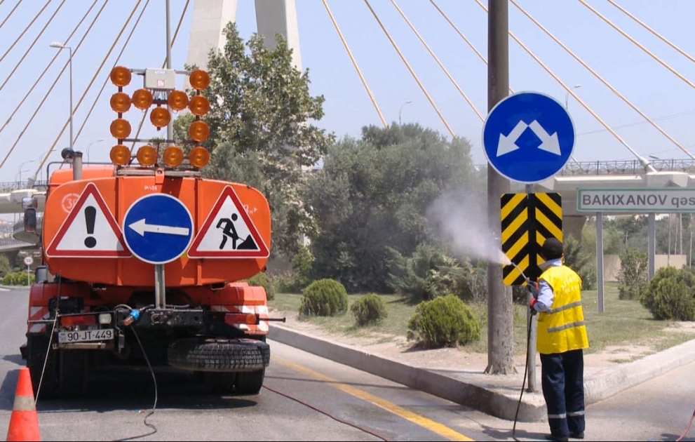 Bakının avtomobil yolları və körpüləri yuyulur VİDEO