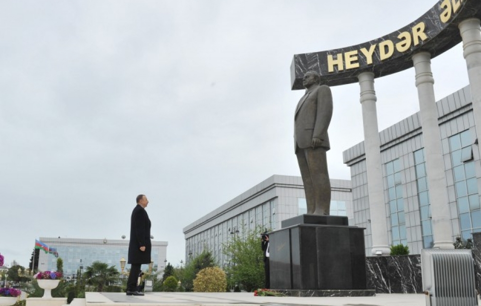 Prezident İlham Əliyev Lənkəranda Ümummilli Liderin abidəsini ziyarət edib VİDEO