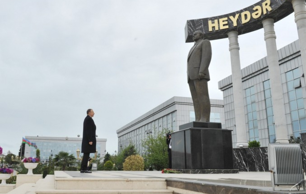President Ilham Aliyev visited a statue of national leader Heydar Aliyev in Lankaran VIDEO