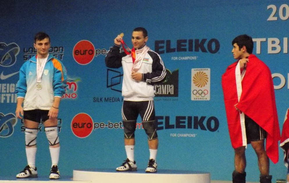 Azerbaijani weightlifter claims European crown VIDEO