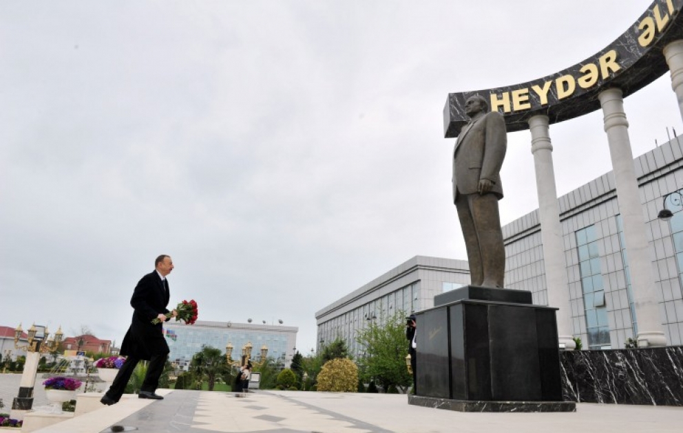 Aserbaidschans Präsident Ilham Aliyev hat in Lenkoran das Denkmal des Nationalleaders Heydar Aliyev besucht VIDEO