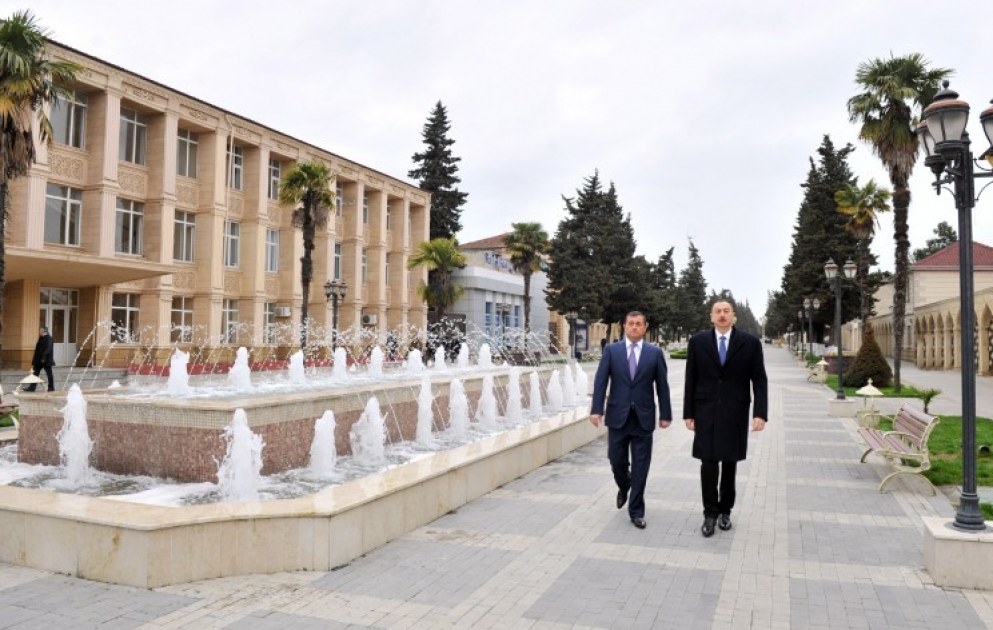 Aserbaidschans Präsident Ilham Aliyev hat im Rayon Astara das Denkmal des Nationalleaders Heydar Aliyev besucht VIDEO