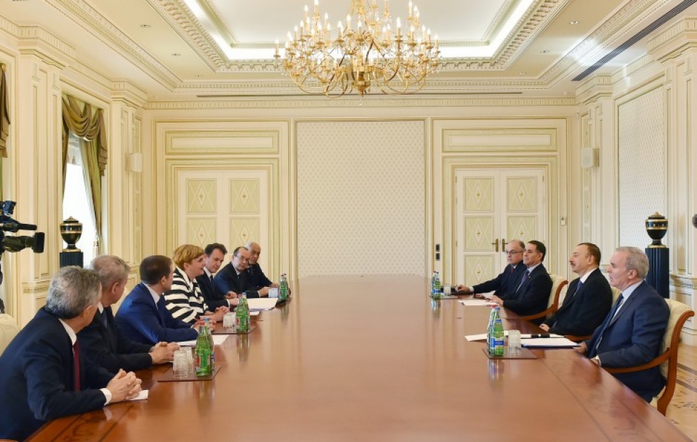 Le président Ilham Aliyev a reçu le ministre italien du Développement économique VIDEO