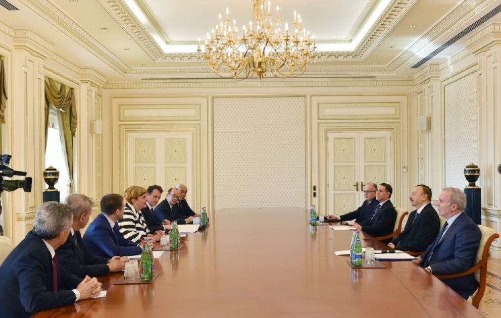 Aserbaidschans Präsident Ilham Aliyev hat eine Delegation um die Ministerin für wirtschaftliche Entwicklung Italiens empfangen VIDEO