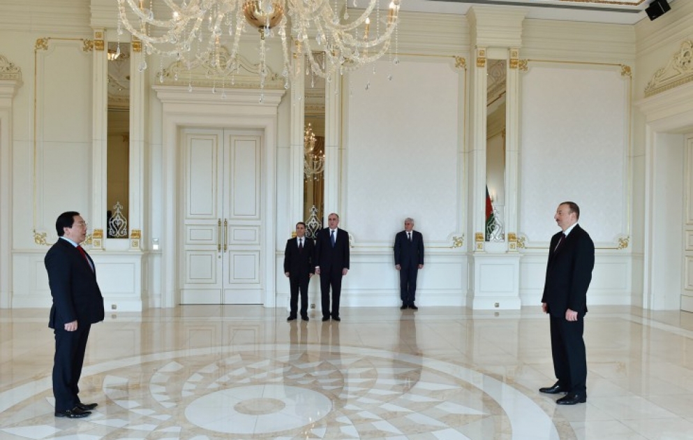 Le président Ilham Aliyev a reçu les lettres de créance du nouvel ambassadeur vietnamien VIDEO