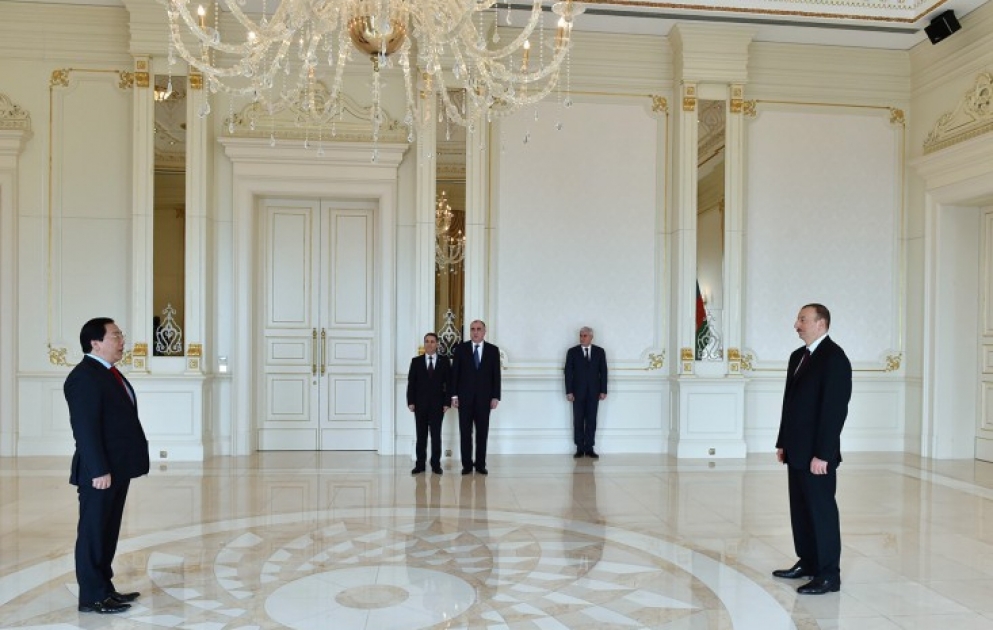 Präsident Ilham Aliyev hat den neuen Botschafter von Vietnam zur Entgegennahme des Beglaubigungsschreibens empfangen VIDEO