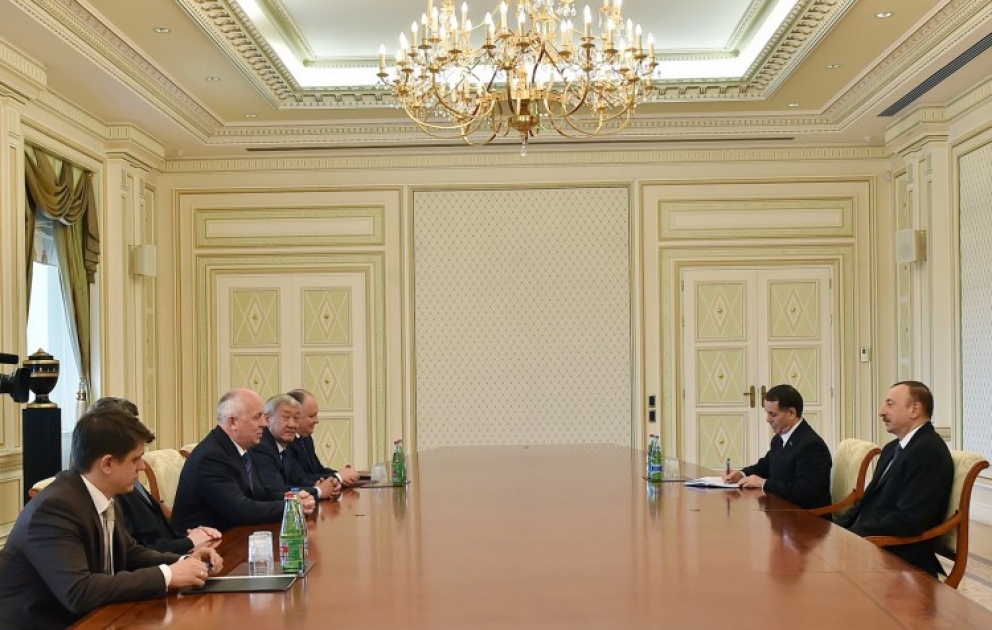 Präsident von Aserbaidschan Ilham Aliyev hat eine Delegation um den Generaldirektor der Staatlichen Gesellschaft „Rostech“ Sergey Tschemezov empfangen VIDEO