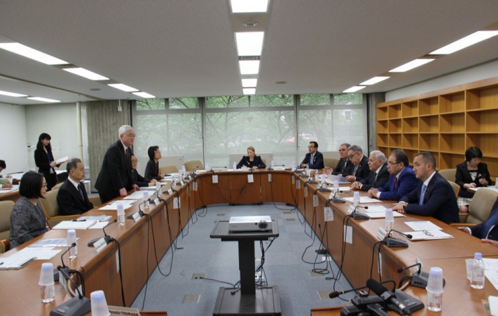 Aserbaidschanische Parlamentsdelegation besucht die Bibliothek des japanischen Parlaments VIDEO