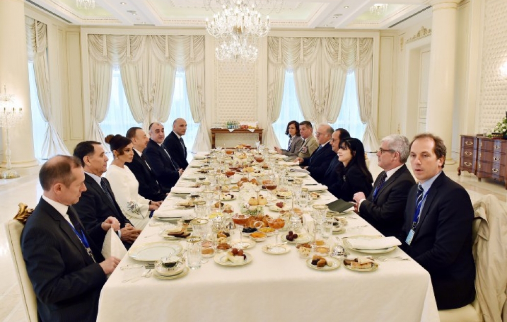 Le président Ilham Aliyev et le président François Hollande ont pris leur petit déjeuner ensemble VIDEO