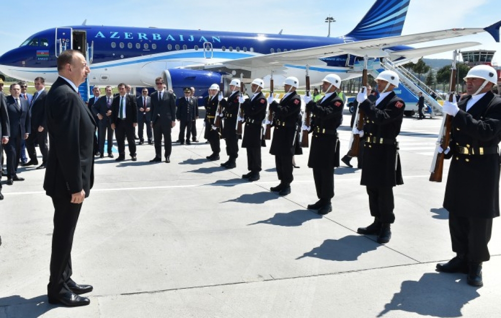 Arbeitsbesuch des Präsidenten von Aserbaidschan Ilham Aliyev in der TürkeiEmpfang im Flughafen Çanakkale VIDEO
