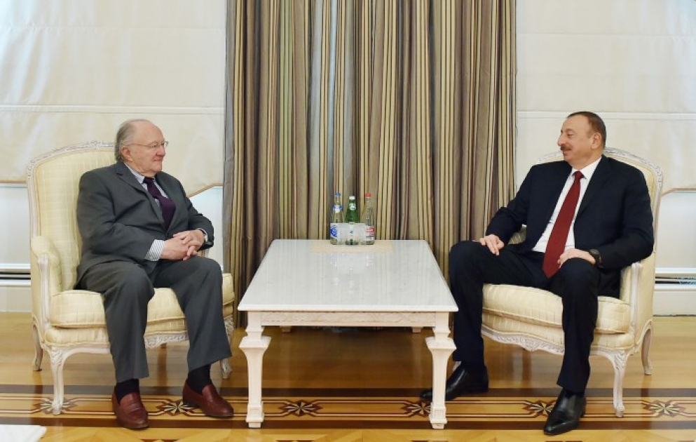 Präsident Ilham Aliyev hat eine Delegation um den Präsidenten des repräsentativen Rates der jüdischen Institutionen von Frankreich empfangen VIDEO