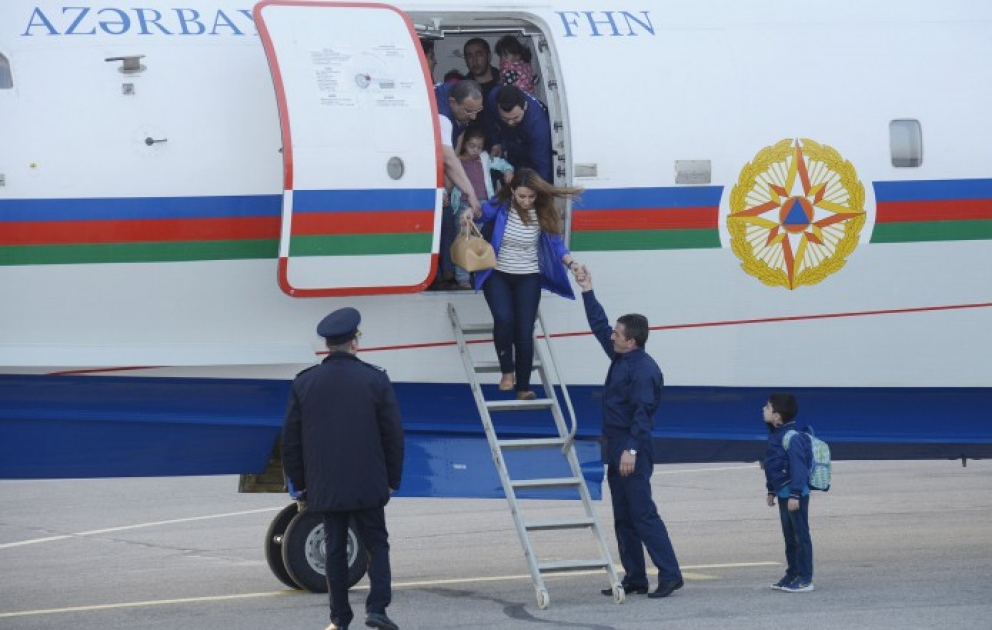 Les citoyens azerbaïdjanais et géorgiens évacués du Népal arrivent à Bakou au bord d’un avion du Ministère des Situations d’urgence VIDEO