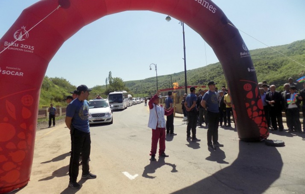 L’arrivée de la torche des Jeux Européens de Bakou 2015 à Yardimli suscite un vif enthousiasme VIDEO