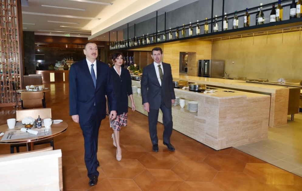 Aserbaidschans Präsident Ilham Aliyev nimmt an der Eröffnung des Hotels “Intourist” teil VIDEO
