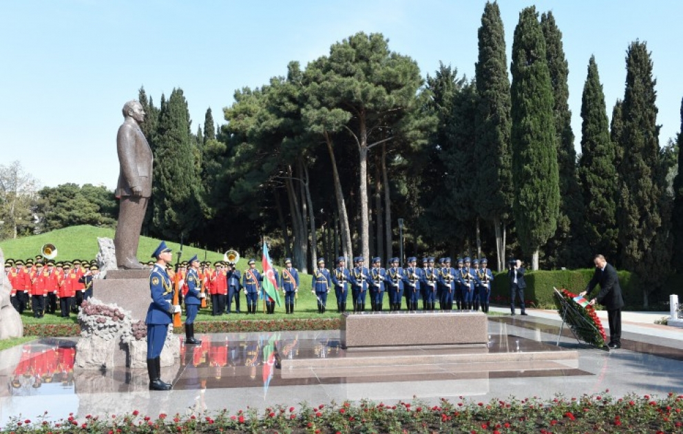 Präsident von Aserbaidschan Ilham Aliyev hat in der Ehrenallee das Grabmal des Nationalleaders besucht VIDEO