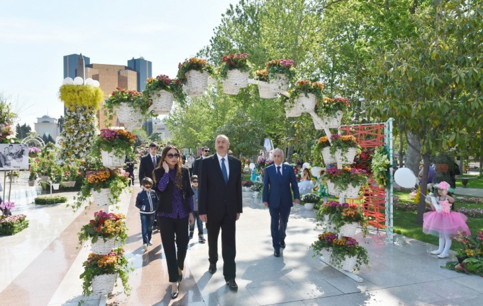 Aserbaidschans Präsident Ilham Aliyev nimmt am Blumenfest in Baku teil VIDEO