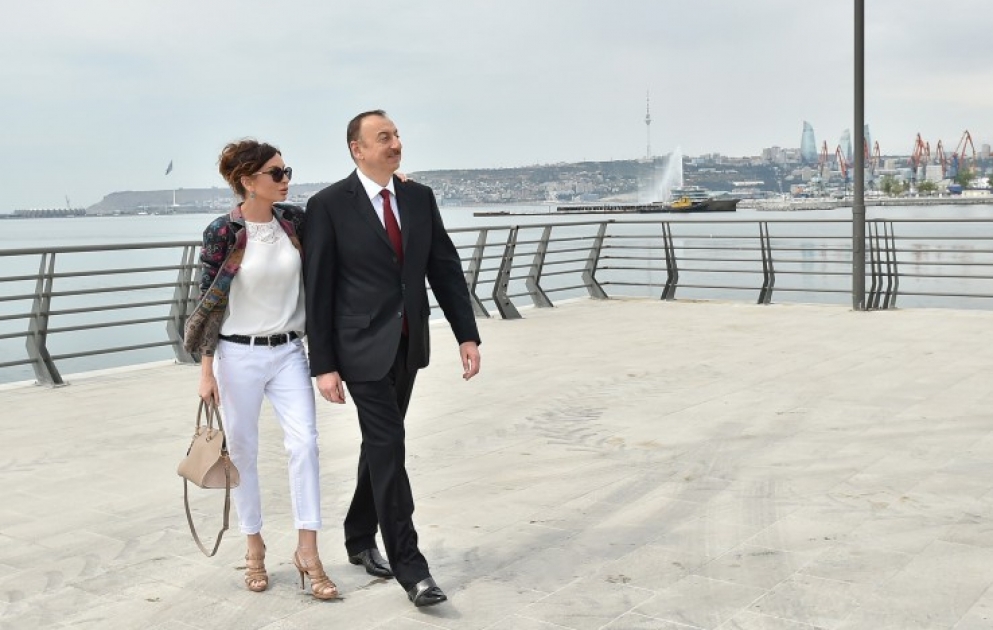 Le président Ilham Aliyev a visité le parc en bord de mer du Quartier de la Ville blanche à Bakou VIDEO