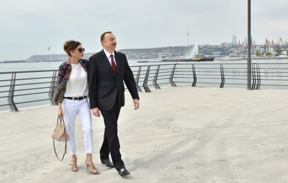 Präsident Ilham Aliyev hat im Boulevard „Weiße Stadt“ geschaffene Bedingungen inspiziert VIDEO
