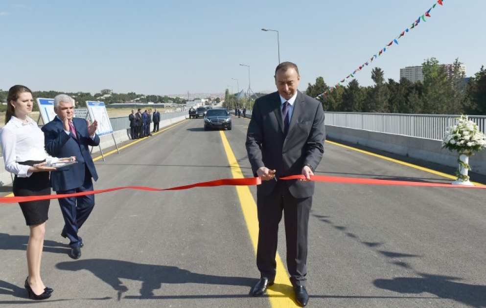 Президент Ильхам Алиев принял участие в открытии моста, соединяющего территорию Международного автовокзала с Бакинской окружной дорогой, и дороги, ведущей к Комплексу стендовой стрельбы ВИДЕО