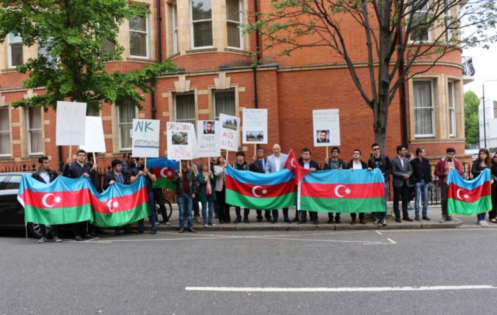 Həmvətənlərimiz Ermənistanın Londondakı səfirliyi qarşısında etiraz aksiyası keçiriblər VİDEO