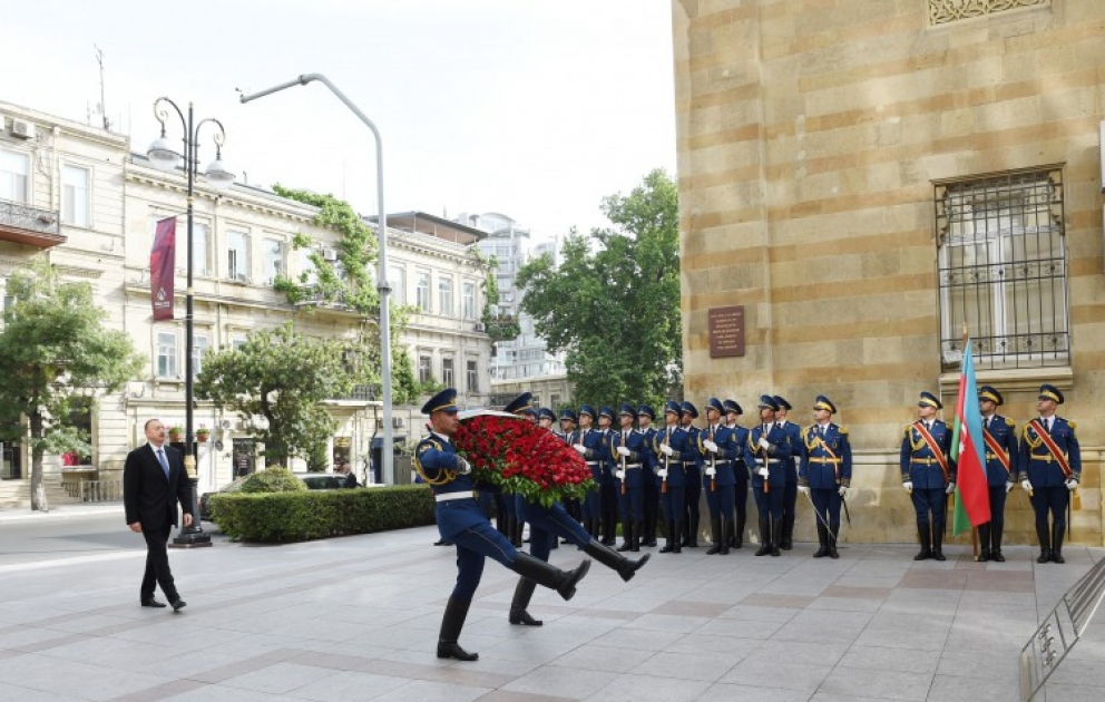 Le président Ilham Aliyev visite le monument érigé en l’honneur de la République démocratique d’Azerbaïdjan VIDEO
