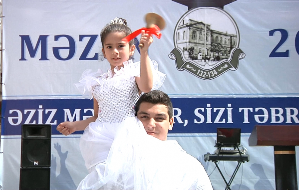 Məktəblərdə son zəng çalınır VİDEO