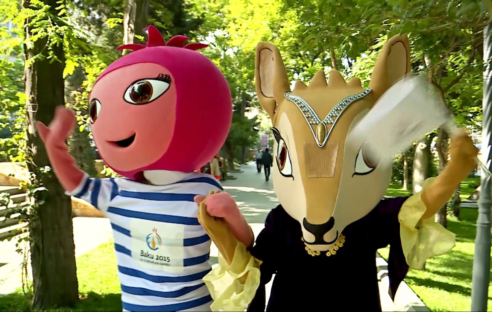 Granatapfel und Gazelle-die Symbole von „Bakı-2015“ teilen die Freude von diesen grandiosen Spielen mit Bewohnern und Gästen de Hauptstadt VIDEO