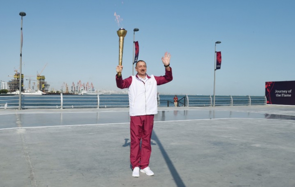 La flamme des premiers Jeux Européens est arrivée à BakouLe président Ilham Aliyev a reçu la flamme au port «Sadko» au Parc national en bord de merVIDEO