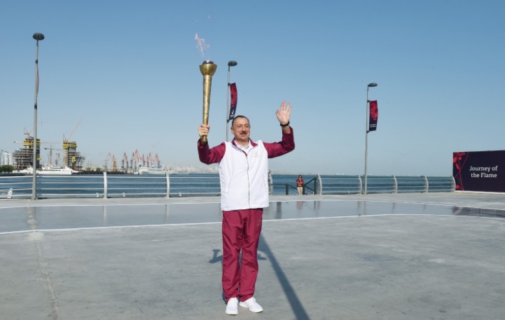 Fackel der ersten europäischen Spiele wurde in die Hauptstadt gebrachtPräsident Ilham Aliyev übernahm im Seehafen „Sadko“ im Küstennationalpark die Fackel VIDEO