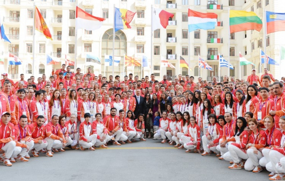 Treffen des aserbaidschanischen Präsidenten Ilham Aliyev mit Athletinnen und Athleten im Athletendorf VIDEO