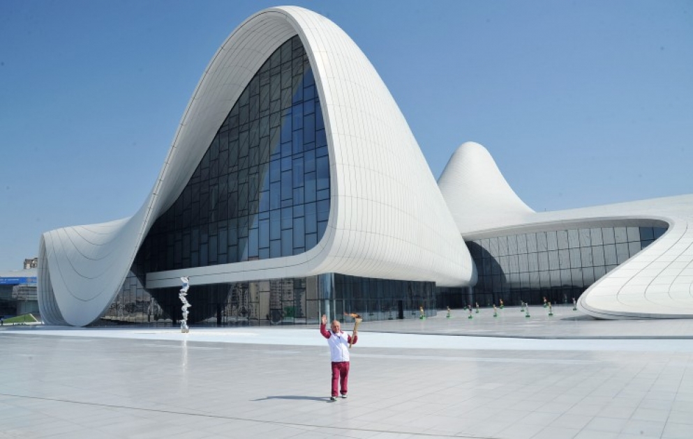 La torche des premiers Jeux Européens au Centre Heydar Aliyev VIDEO