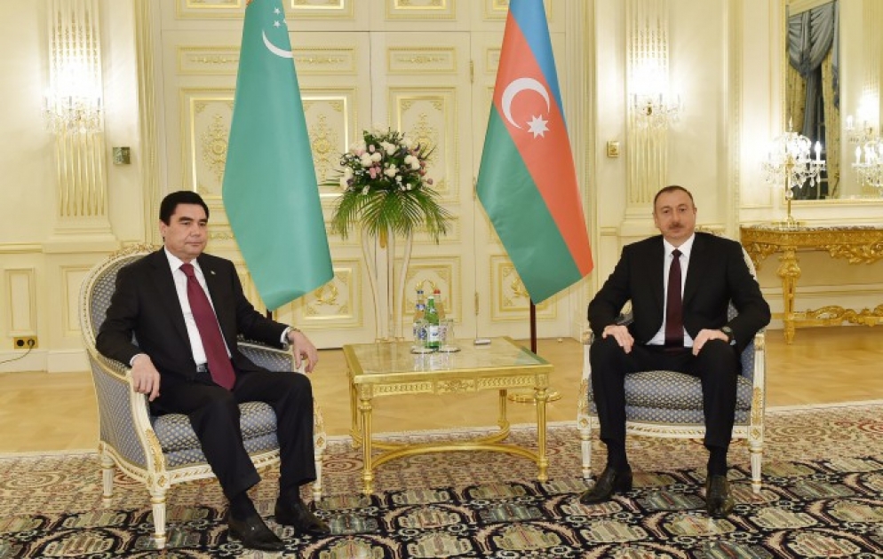 Treffen des Präsidenten von Aserbaidschan Ilham Aliyev mit dem Präsidenten von Turkmenien Gurbanguly Berdimuhamedow VIDEO