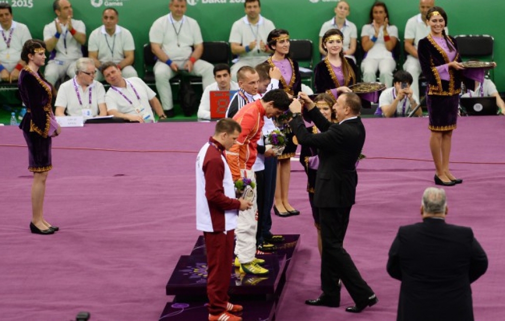 Birinci Avropa Oyunlarında Azərbaycanın aktivinə daha bir qızıl medalı yunan-Roma güləşçisi Rəsul Çunayev yazdırıbOna “Bakı-2015”-in qızıl medalını Azərbaycan Prezidenti İlham Əliyev təqdim edib VİDEO