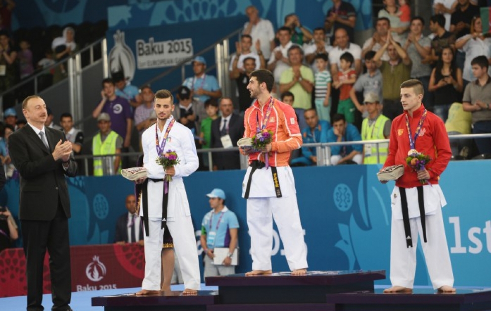 Aserbaidschans Präsident Ilham Aliyev hat dem Meister „von Baku-2015“ Firdovsi Farzaliyev die Goldmedaille überreicht VIDEO
