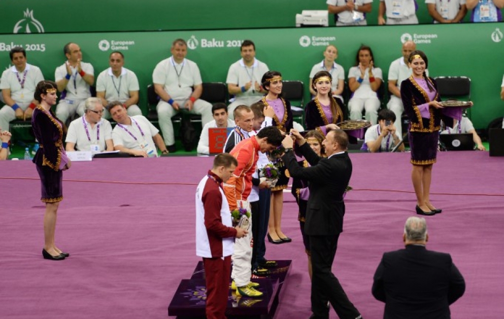 Dritte Goldmedaille bei den Europaspielen gewinnt für die Gastgeber Rasul Chunayev Aserbaidschans Präsident Ilham Aliyev überreicht ihm die Goldmedaille VIDEO