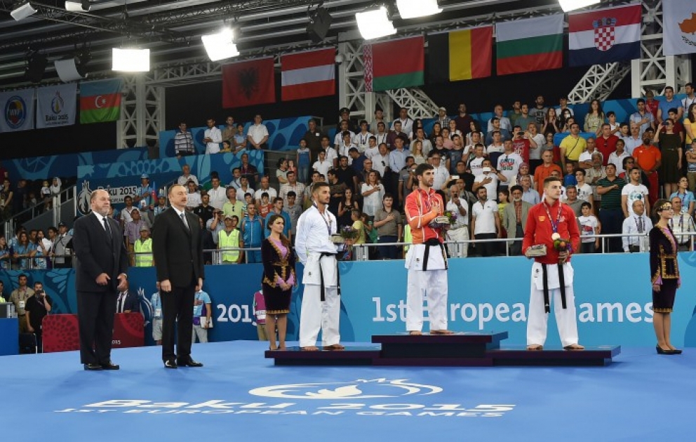 Le champion des premiers Jeux Européens Firdovsi Farzaliyev a reçu la médaille d’or des mains du président azerbaïdjanais Ilham Aliyev VIDEO