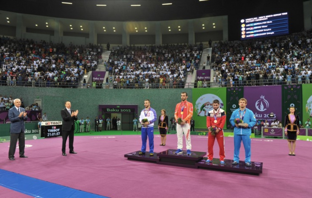 President Ilham Aliyev presented medals to the winning Greco-Roman wrestlers VIDEO