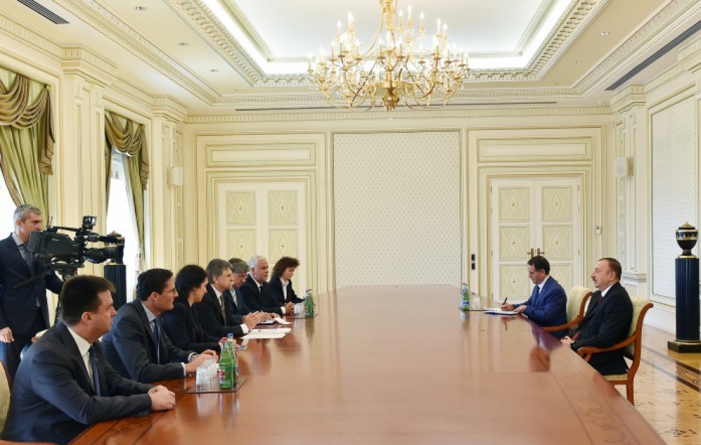 Le Président Ilham Aliyev a reçu la délégation dirigée par le speaker du parlement hongrois VIDEO