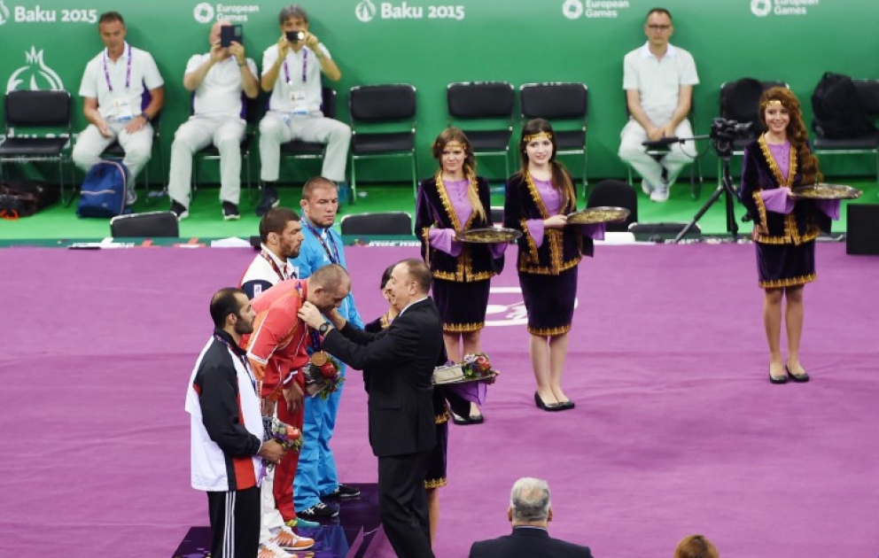 Birinci Avropa Oyunlarında Azərbaycana 10-cu qızıl medalı sərbəst güləşçi Xetaq Qazyumov qazandırdıQızıl medalı çempiona Prezident İlham Əliyev təqdim etdi VİDEO