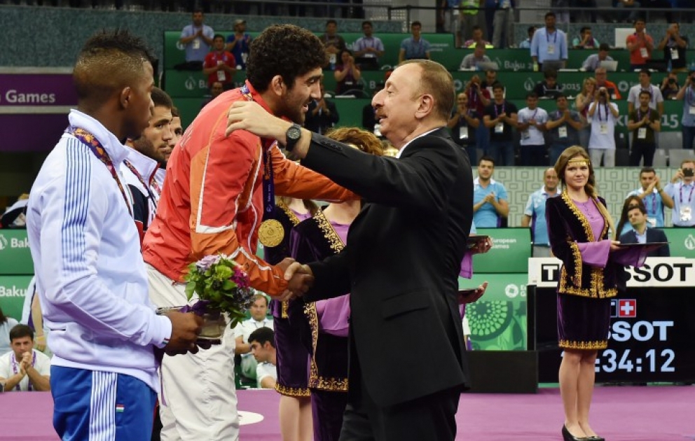 Birinci Avropa Oyunlarının çempionu Toğrul Əsgərova qızıl medalı Azərbaycan Prezidenti İlham Əliyev təqdim edib VİDEO