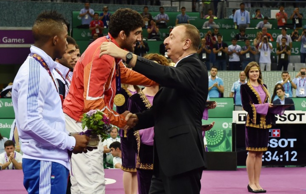 Aserbaidschans Präsident Ilham Aliyev präsentiert dem Sieger der Europaspiele Toghrul Asgarov die Goldmedaille VIDEO