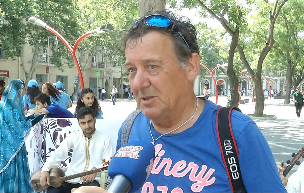Niderlandlı turist "Bakı-2015"in könüllüləri haqqında kitab yazacaq VİDEO