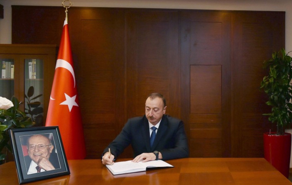 Azərbaycan Prezidenti İlham Əliyev Türkiyənin ölkəmizdəki səfirliyində olub, IX Prezident Süleyman Dəmirəlin vəfatı ilə əlaqədar başsağlığı verib VİDEO