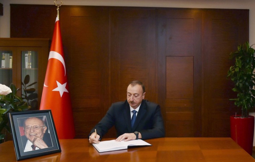 Le président azerbaïdjanais Ilham Aliyev se rend à l’ambassade de Turquie à Bakou afin de présenter ses condoléances pour le décès du IXe président turc Suleyman Demirel VIDEO