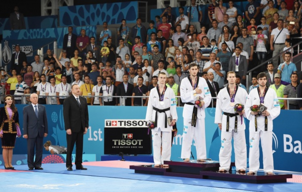 Aserbaidschans Präsident Ilham Aliyev präsentiert dem Sieger der Europaspiele Radik Isayev die Goldmedaille VIDEO