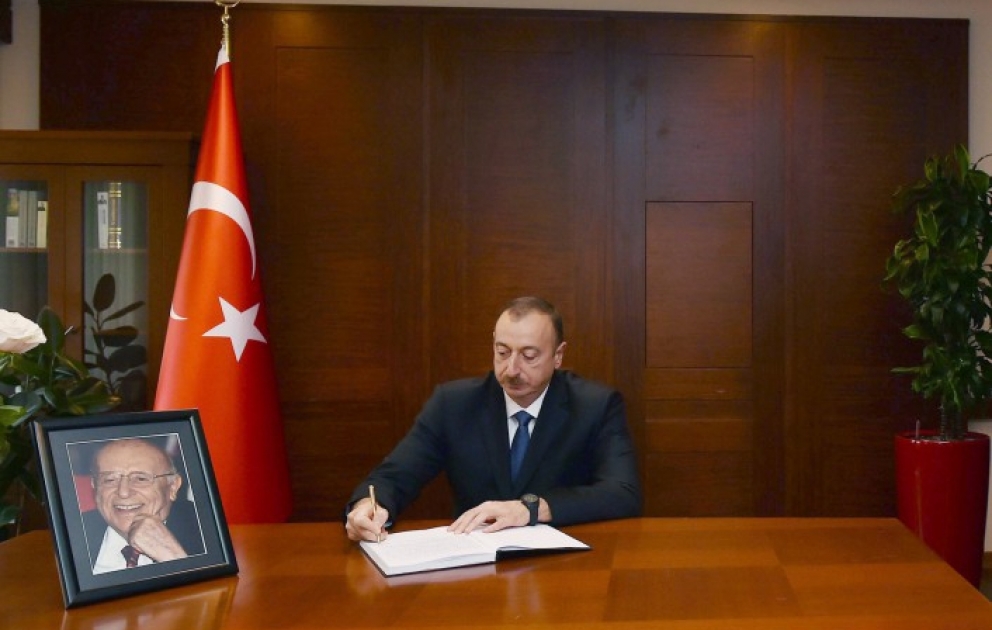 Aserbaidschans Präsident Ilham Aliyev hat Türkische Botschaft in Aserbaidschan besucht VIDEO