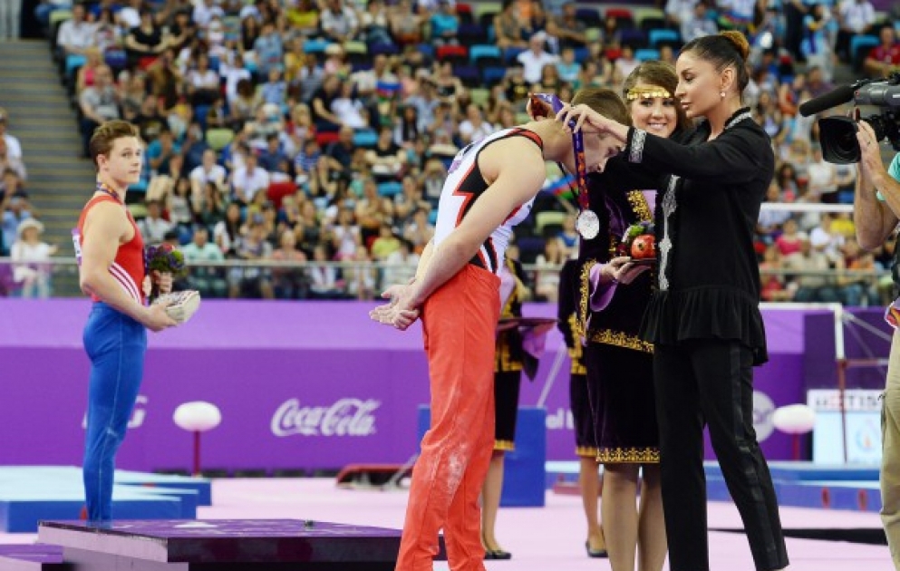 Azərbaycan gimnastı Oleq Stepko birinci Avropa Oyunlarının çempionu olubQaliblərə medalları birinci xanım, “Bakı-2015” qitə Oyunları Təşkilat Komitəsinin sədri, Gimnastika Federasiyasının prezidenti Mehriban Əliyeva təqdim edib VİDEO